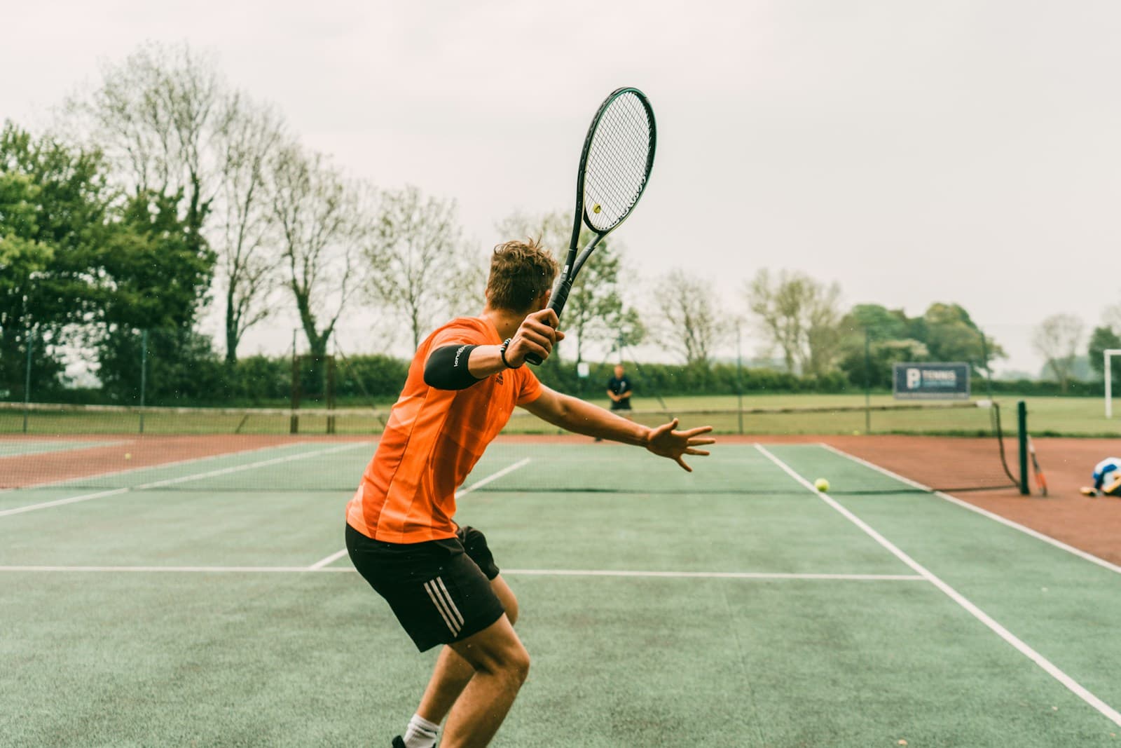 Illustrative photo of a tennis court and net, used for analysis of Mirra Andreeva’s French Open title.