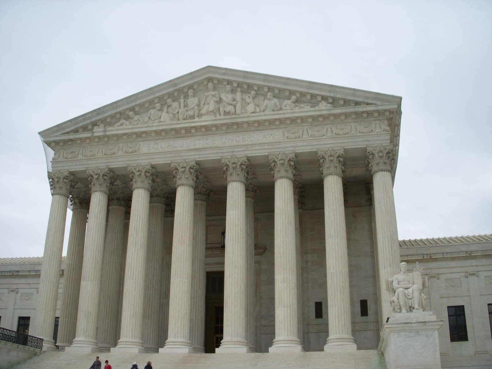 Public-domain photo of the U.S. Supreme Court building in Washington used as context for the Jeffery Lee nitrogen-execution ruling.