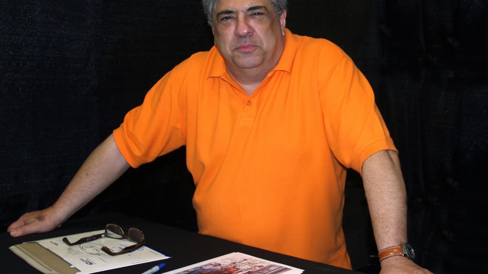 Vincent Pastore at the 2013 Wizard World New York Experience, photographed by Luigi Novi and cropped for landscape display